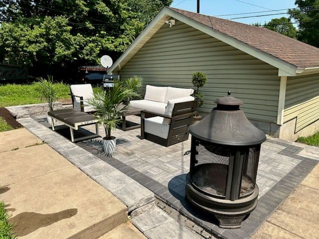 Gallery photos for Chic Patio with Fireplace by Walker Outdoor Solutions: Image #1